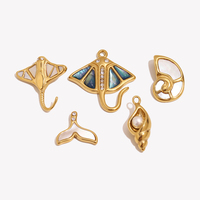 Collier Pendentif Océan en Acier Inoxydable Plaqué Or Dreamshow avec Coquillage, Étoile de Mer, Raie, Queue de Poisson et Perle pour Femme