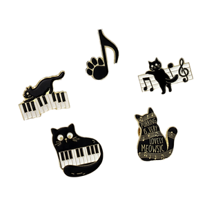 Spilla in metallo smaltato all'ingrosso a forma di gatto nero con motivi musicali, note e pianoforte, regalo per amici, accessori per zaino - Product Image 1
