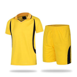 Ensemble de maillot de football personnalisé pour hommes, rouge, col rond, manches courtes, short, services OEM, technique de découpe automatisée, polyester - Product Image 2