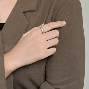 Anillo de diamantes de un solo filamento de lujo y moderno para mujer, banda de acero de titanio en oro rosa, elegante y única, para el dedo índice/pequeño. - Product Image 2