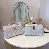 Trousse de toilette brodée bleu ciel « Grand-mère de la côte », motif géométrique pastel
