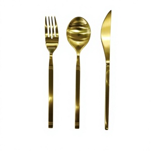 Ensemble de couverts classiques 3 pièces en or PVD, finition luxueuse, cuillère, fourchette, couteau, pour mariages, événements, et décoration de table. - Product Image 1