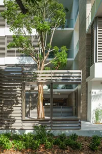Volet architectural résistant aux intempéries, adapté aux ouragans, pour façade de magasin de détail côtier indonésien - Product Image 5
