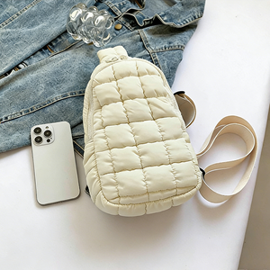 Bolso Bandolera Acolchado de Moda Qetesh, Bolso de Pecho con Rejilla Suave, Bolso Tipo Fanny Pack Acolchado y Moderno para Uso Diario y Viajes - Product Image 5