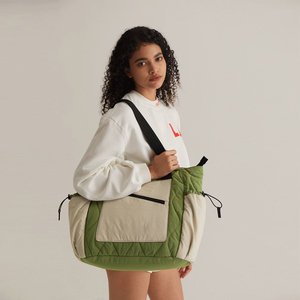 Bolso Tote Acolchado de Nailon de 23L, Ligero y Moderno, para Viajes y Trabajo, Estilo Puffy - Product Image 2