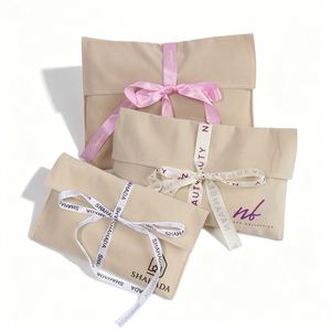 Pochette Cadeau Haut de Gamme en Velours Crème Doux Personnalisée avec Logo Estampé à Chaud, Écologique et Durable, avec Ruban pour Vêtements - Product Image 4