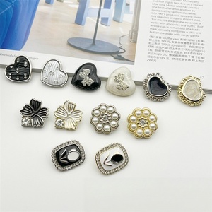 Botones de aleación en forma de corazón con decoración de perlas y diamantes de imitación, estilo vintage, botón con vástago para suéteres y prendas de punto para mujer - Product Image 3