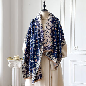 Bufanda con flecos de <span class=keywords><strong>estilo</strong></span> japonés y coreano 2025 Niche-Mantón extralargo, cálido y de gran tamaño, bufanda de invierno con patrón de letra "H" - Product Image 2