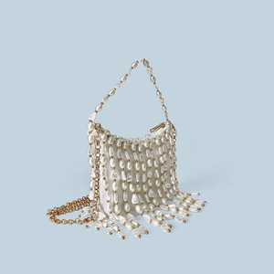 กระเป๋าสไตล์จีนแบบใหม่ กระเป๋าถือทรงโฮโบประดับพู่ลูกปัด  กระเป๋าถือทรงไม่สมมาตรประดับมุก  กระเป๋าผ้าไหมซาตินทรงเกี๊ยวสำหรับงานเลี้ยง  กระเป๋าสะพายข้าง - Product Image 2