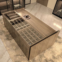 Système de dressing moderne de luxe sur mesure avec porte vitrée, cadre noir, éclairage LED et îlot pour chambre principale