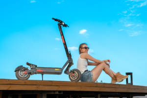 Patinete Eléctrico G2 Ultra, Stock UE, Sistema de Doble Tracción, Neumáticos Todoterreno de 10 Pulgadas, Pantalla Táctil de Ancho Completo, Faros de Luz Alta, IPX4 - Product Image 6