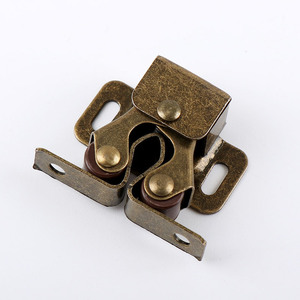 Loquet magnétique pour porte d'armoire en acier au carbone plaqué Kinnet, design traditionnel, avec marque privée sous licence - Product Image 2