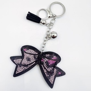 Llaveros con dijes de lazo de leopardo, cristales brillantes y diamantes, accesorios para bolsos, llaveros para llaves de coche, llaveros con borlas y llaveros con lazo de animadora - Product Image 6