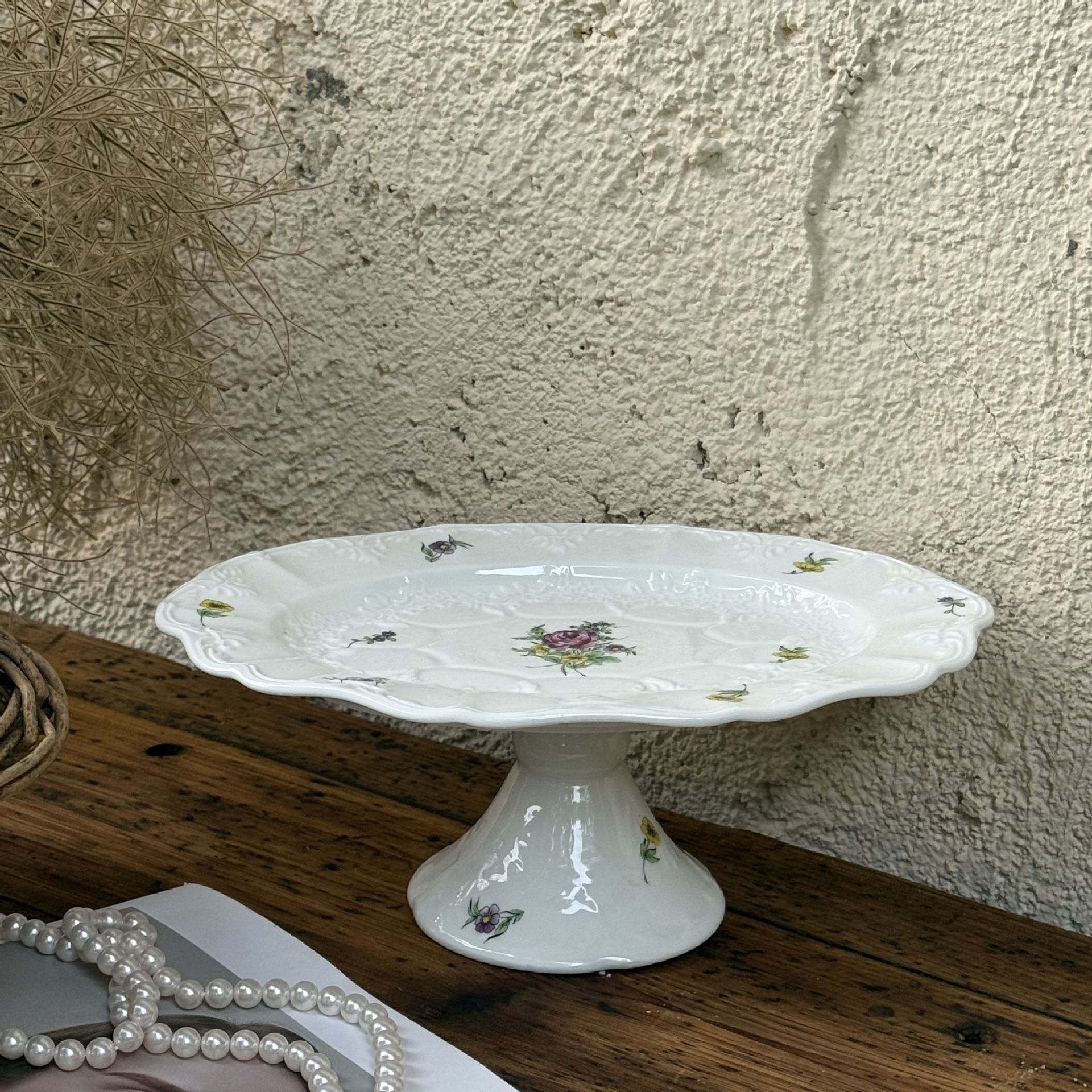 Oval high-legged tray