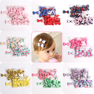 Venta al por mayor de 40 piezas de horquillas para el <span class=keywords><strong>cabello</strong></span> simples, dulces y pequeñas, con diseño floral, de tela, metal y perlas, para niñas, con lazo de cinta, rayas y puntos estampados - Product Image 4