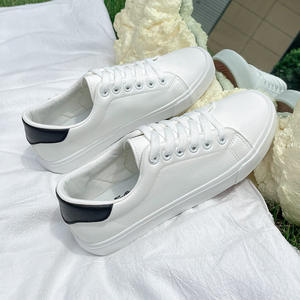 Venta al por mayor nueva primavera otoño hombres y mujeres pareja pequeños zapatos blancos PU cuero hombres zapatillas planas - Product Image 1