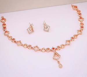 Ensemble collier et boucles d'oreilles en alliage de haute qualité avec des détails en cristal brillant et une finition haute brillance pour les femmes, les fonctions d'anniversaire - Product Image 2