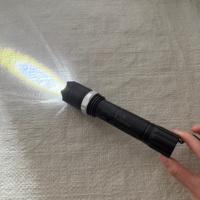 Lampe torche anti-poussière KT-T10 avec sangle de maintien pour travaux agricoles en banlieue, camping et activités nocturnes avec animaux de compagnie