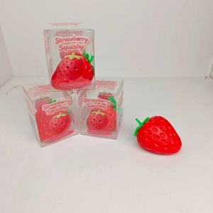 Bestseller transfrontalier créatif, prêt à expédier : Jouet anti-stress en caoutchouc souple en forme de fraise, réaliste et à récupération lente - Product Image 5