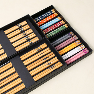 Palillos de bambú estilo japonés, puntiagudos, 5 pares en caja de regalo negra con diseño floral de peces, para regalos. - Product Image 1