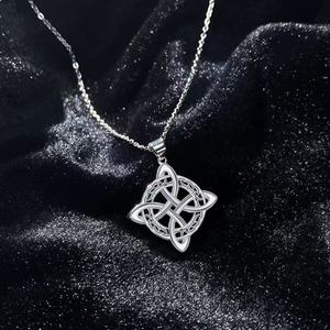 2025 nuevo exquisito collar con colgante de nudo celta irlandés de artesanía intrincada en tonos plateados para regalo de mujer - Product Image 2