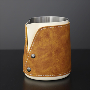 Nhà máy 400ml 600ml sữa bọt <span class=keywords><strong>Pitcher</strong></span> với da vỏ bọc Latte nghệ thuật Công cụ Sữa bọt Jug mà không cần xử lý phụ kiện nhà bếp - Product Image 1