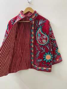 เสื้อแจ็คเก็ตบอมเบอร์ผ้ากำมะหยี่สีแดงสำหรับผู้หญิง งานปักมือลายสัตว์ กระดุมแบบปกติ เสื้อโค้ทผ้าฝ้ายสำหรับฤดูหนาว สไตล์อุซเบก โบโฮ เหมาะเป็นของขวัญสำหรับเทศกาล - Product Image 4