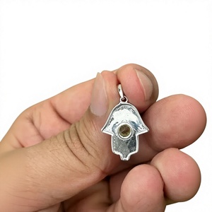 Colgante Hamsa de Peridoto Natural de 5mm con Engaste de Bisel, Plata de Ley 925 Bañada en Rodio, Joyería Espiritual Hecha a Mano con Piedras Preciosas, OEM ODM - Product Image 5