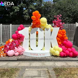 Décorations pour événements de mariage LEDA, chiffres en acrylique blancs modernes, ballons suspendus, toile de fond - Product Image 1