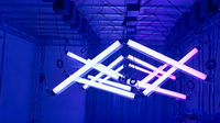 Éclairage de scène à tube triangulaire cinétique de plafond à LED pour spectacle de concert
