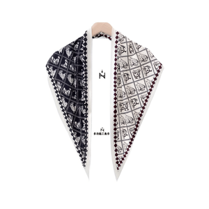 Écharpe triangulaire de marque Z 135x60cm, motif géométrique, couvre-cou multifonctionnel pour femmes - Product Image 1