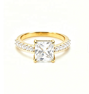Anillo de compromiso de latón chapado en oro de 18 quilates con circonita cúbica de corte princesa cuadrado, banda lateral pavé, anillo de promesa de boda de circonita cúbica para mujer, venta al por mayor - Product Image 1