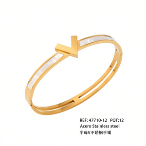 Bracciale Angelina in acciaio inossidabile con lettera V placcata in oro per donna, regalo di gioielleria alla moda - Product Image 3