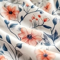 Tissu imprimé floral pêche doux, motif vigne, fleurs orange romantiques et feuilles grises, idéal pour les chemisiers d'été et les linge de maison élégant