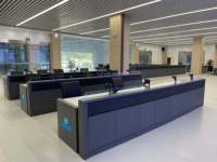 Centre de commande de meubles de salle de contrôle de centre de fonctionnement de réseau de bureau moderne multifonctionnel sur mesure ergonomique