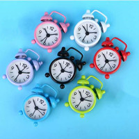 Jam Alarm Mini Bentuk Lonceng Ganda Logam Quartz Shabby Chic dengan Jarum Penunjuk Waktu untuk Anak-Anak