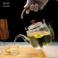 La théière en verre hexagonale fabriquée à la main est livrée avec une poutre en fer enveloppée de ficelle de chanvre et une passoire à ressort