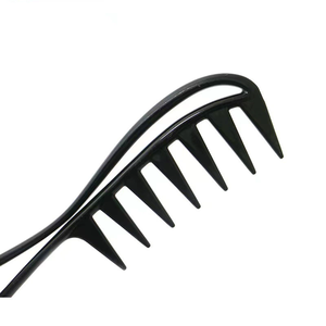 <span class=keywords><strong>Pettini</strong></span> per Styling ionici <span class=keywords><strong>a</strong></span> <span class=keywords><strong>denti</strong></span> <span class=keywords><strong>larghi</strong></span> di squalo antistatico in plastica per capelli in ABS Il salone utilizza <span class=keywords><strong>pettini</strong></span> per capelli <span class=keywords><strong>a</strong></span> <span class=keywords><strong>denti</strong></span> grandi alla moda - Product Image 6