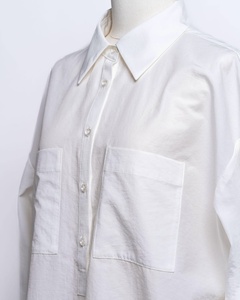 Chemise décontractée blanche pour femme OOTD 2026, style simple et tendance, manches longues, boutonnage simple, décoration boutonnée sur le devant, idéale pour le bureau. - Product Image 4