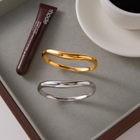 Bracelet ouvert minimaliste en acier inoxydable plaqué or 18 carats, poli et ondulé, de la marque J&D Classic