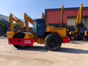 Rouleau vibratoire à tambour unique Dynapac 301D de 12 tonnes de qualité suédoise, certifié CE EPA pour le compactage routier - Product Image 4