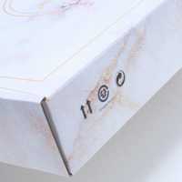 Boîte d'emballage de luxe en papier kraft biodégradable et recyclable, imprimée de motifs floraux roses et géométriques dorés, pour cadeaux de mariage