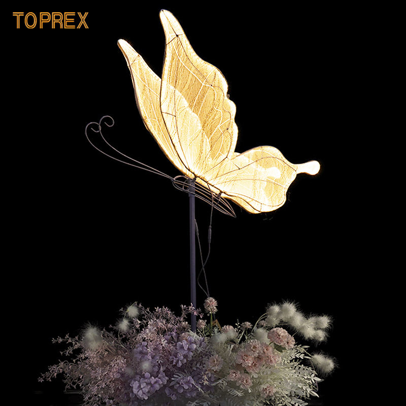 Mariposa colorida de color blanco cálido