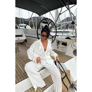 Ensemble Wilma en lin blanc, tenue formelle deux pièces avec haut court et jupe pour l'été - Product Image 4