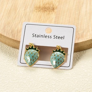 1 paire de boucles d'oreilles en acier inoxydable en forme de fraise pour femmes et filles, boucles d'oreilles pendantes colorées et mignonnes, bijoux tendance et charmants, cadeau - Product Image 5