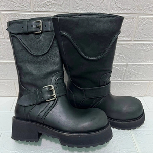 Bottines noires pour femmes de haute qualité avec tige en cuir, imperméables et chaudes, bottes élégantes et tendance pour la beauté. - Product Image 1