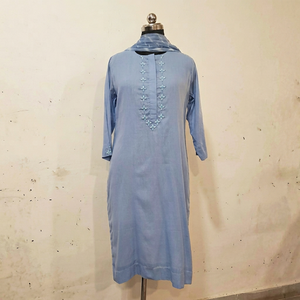 Kurta en coton bleu clair pour femmes avec col brodé, coupe ample, longueur midi, tenue décontractée traditionnelle indienne - Product Image 1