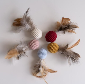 Balle interactive légère en fil doux au crochet avec plumes, herbe à chat et valériane, jouet à grincer pour chats d'intérieur - Product Image 2