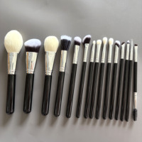 Ensemble de 15 pinceaux de maquillage en poils synthétiques avec compatibilité baume à lèvres et correcteur - Noir/Argent Marque privée avec support en PU