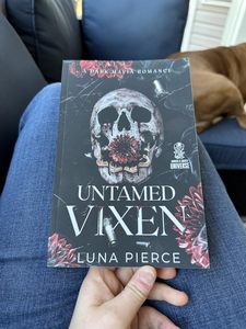 หนังสือปกอ่อนเรื่อง "Untamed Vixen" โดยลูน่า เพียร์ซ ขายดีสำหรับผู้ใหญ่ - Product Image 2